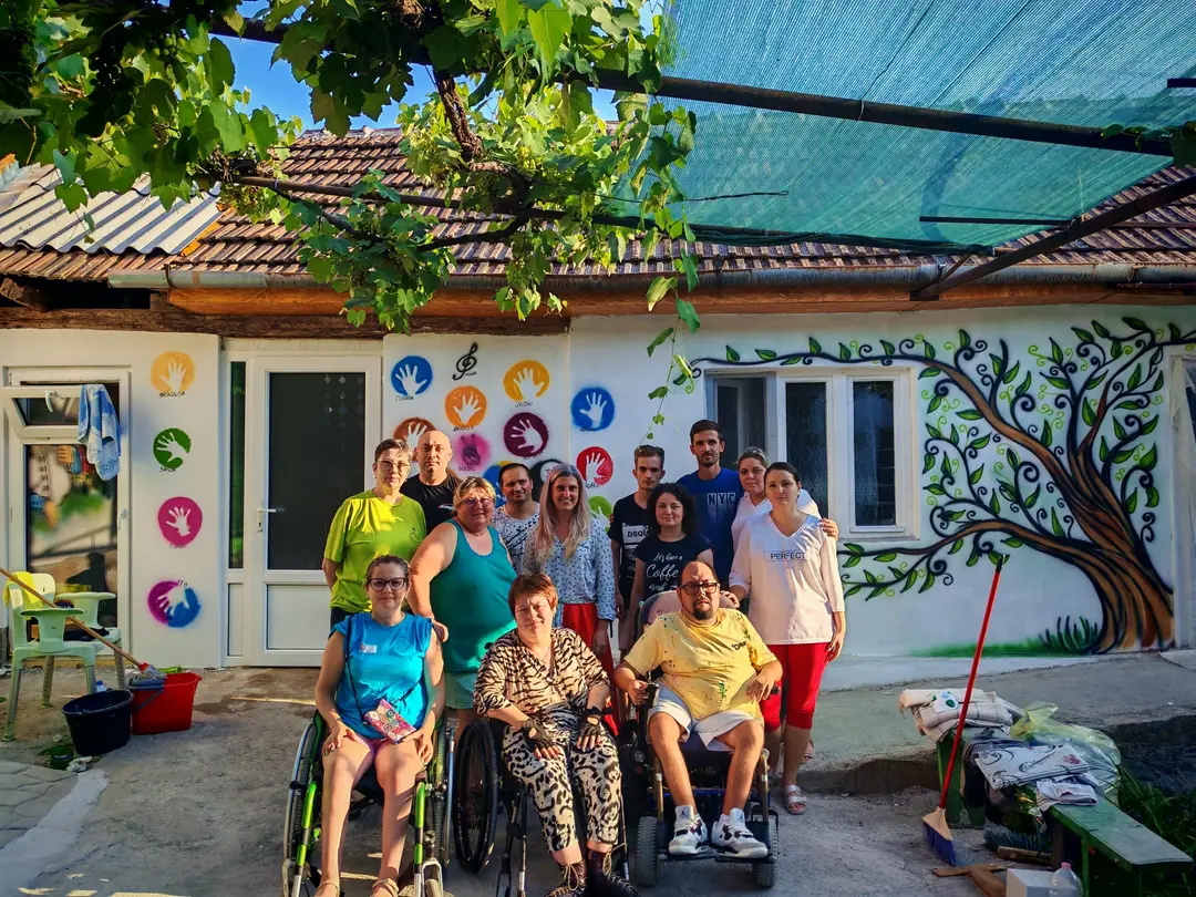 Csoport a Barátság Háza udvarán, a festett fal előtt