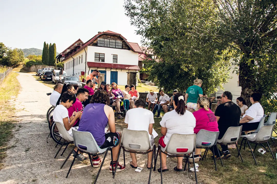 Körben ülő résztvevők egy szabadtéri találkozón